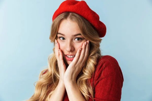 Portrét skromná blondýnka 20s nosí červený baret se dotýká — Stock fotografie