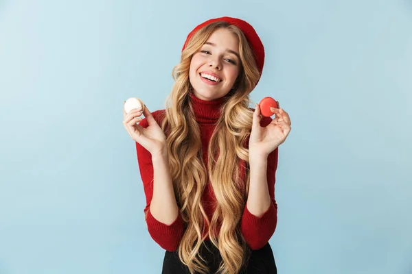 Obrázek z kavkazské blondýnka 20s nosí červený baret drží mac — Stock fotografie