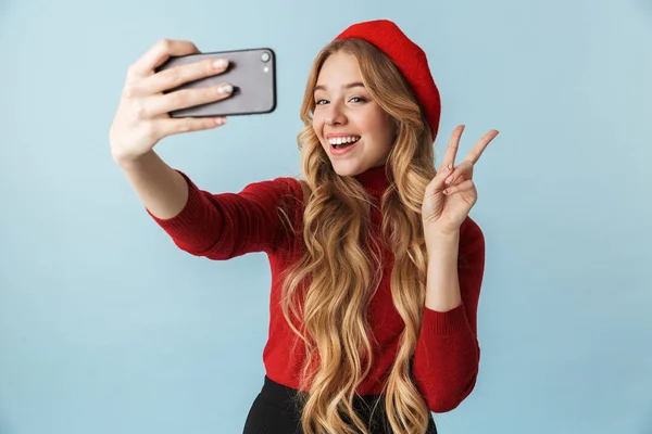 Zdjęcie z Blondynka 20s noszenie czerwony beret biorąc selfie na mobi — Zdjęcie stockowe