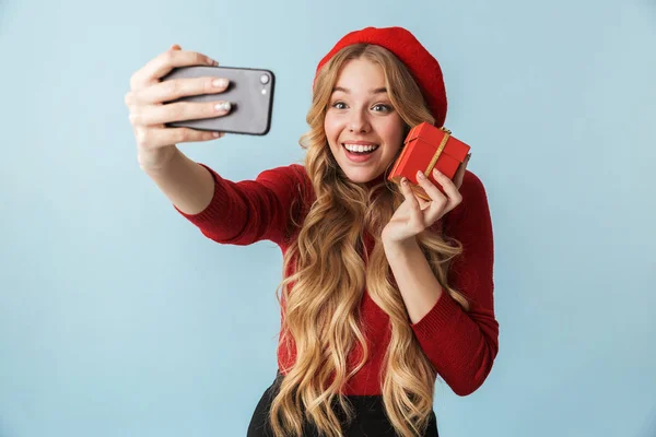 Mosolygó, szőke nő 20-as évek gazdaság születésnapi doboz, miközben selfie — Stock Fotó