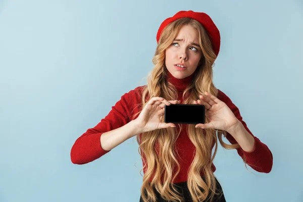 Foto da menina europeia 20s vestindo boina vermelha usando telefone celular — Fotografia de Stock