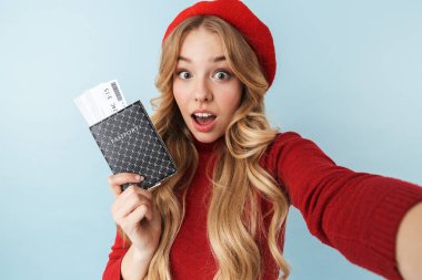 Güzel sarışın kadın 20'li yaşlarda giyen kırmızı bere pas tutan görüntüsünü