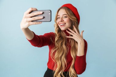 Sevimli kız 20'li yaşlarda giyen kırmızı bere selfie mo üzerinde alarak fotoğraf