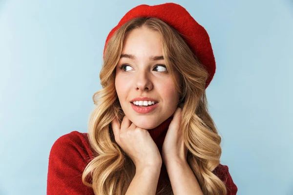 Imagem da encantadora mulher loira de 20 anos vestindo boina vermelha sorrindo enquanto — Fotografia de Stock