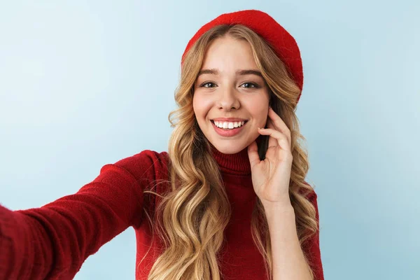 Obrázek elegantní blondýnka 20s nosí červený baret s úsměvem při — Stock fotografie