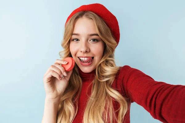 Bilden av Europeiska blond kvinna 20s bär röd basker äta Tenages — Stockfoto