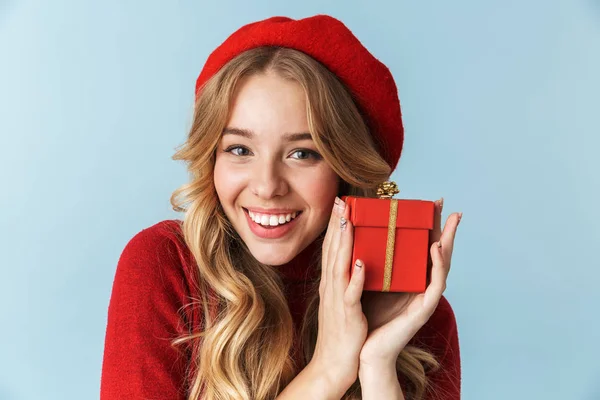 Bilden av attraktiva blond kvinna 20s bär röd basker holding pr — Stockfoto