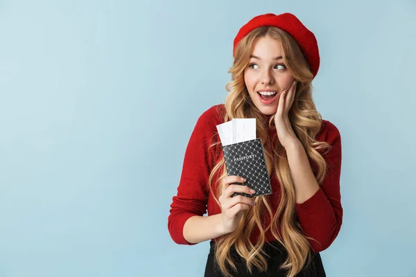 Izgatott szőke lány 20-as visel piros beret holding passpo-fotó — Stock Fotó