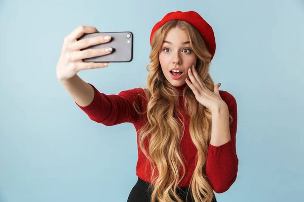 Fénykép-ból gyönyörű lány 20s visel piros beret bevétel selfie m — Stock Fotó