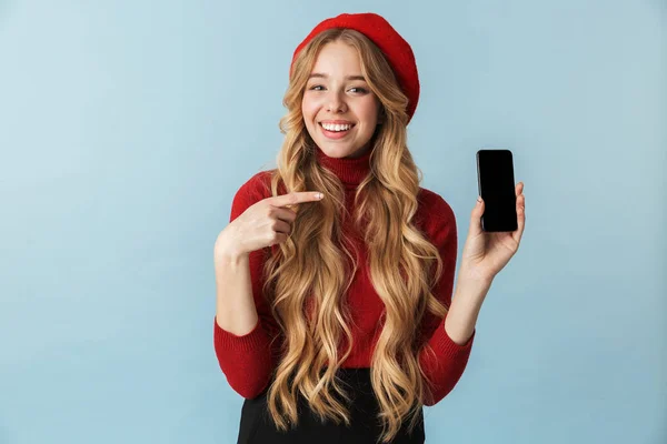 Foto mladá dívka 20s nosí červený baret pomocí mobilního telefonu — Stock fotografie