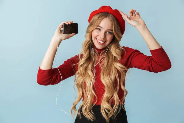 Zdjęcie szczęśliwy dziewczyna 20s słuchanie muzyki na noszenie słuchawek — Zdjęcie stockowe