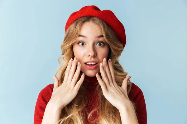 Retrato closeup de mulher loira alegre 20s vestindo boina vermelha smi — Fotografia de Stock