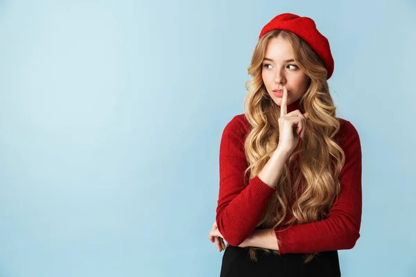 Porträtt av Europeiska blond kvinna 20s bär röd basker innehar f — Stockfoto