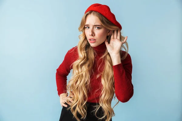 Porträtt av nyfiken blond kvinna 20s bär röd basker att hålla ha — Stockfoto