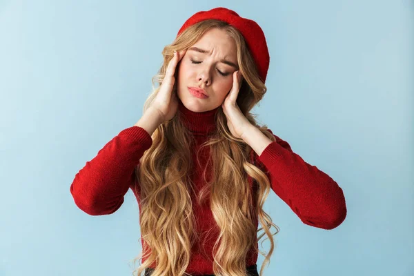 Portret chorego blond kobieta 20s noszenie czerwony beret tarcie templ — Zdjęcie stockowe