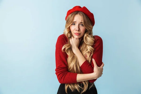 Porträtt av rädd blond kvinna 20s bär röd basker känsla con — Stockfoto