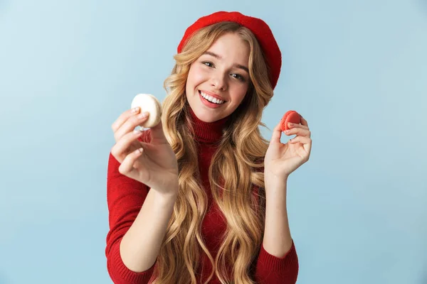 Obraz s úsměvem blonďatá žena 20s nosí červený baret drží macar — Stock fotografie