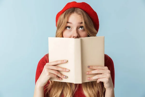 Foto van nederige blonde vrouw 20s dragen rode baret leesboek — Stockfoto