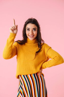 Renkli elbise giyen güzel genç kadın