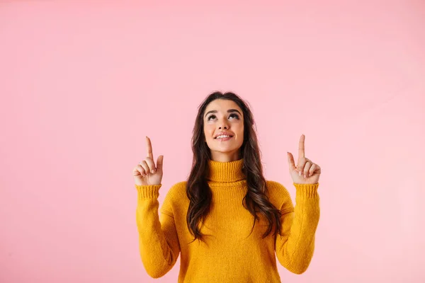 Mooie jonge vrouw dragen kleurrijke kleding — Stockfoto