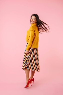 Güzel bir genç kadının tam uzunlukta