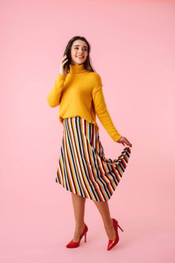 Güzel bir genç kadının tam uzunlukta