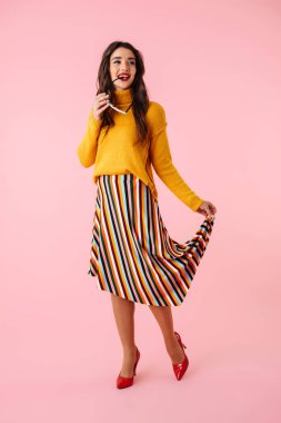 Güzel bir genç kadının tam uzunlukta