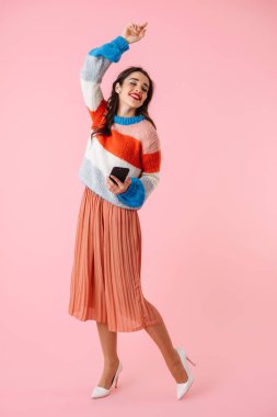 Güzel bir genç kadının ful uzunluğu