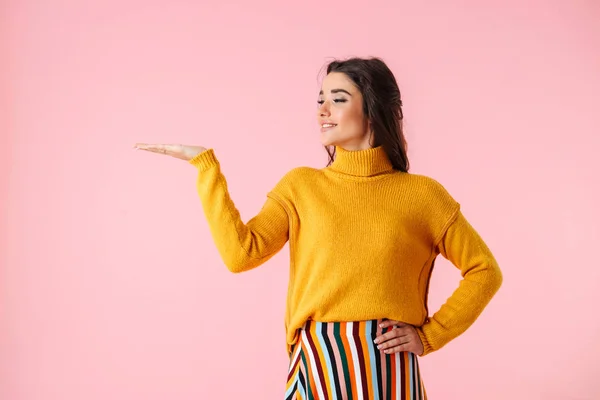 Hermosa mujer joven con ropa colorida —  Fotos de Stock