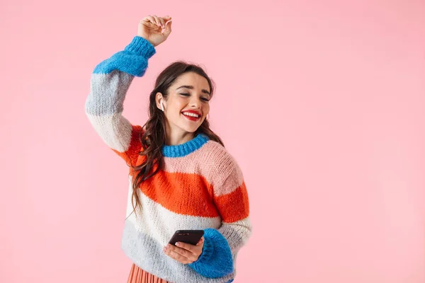 Belle jeune femme portant des vêtements colorés — Photo