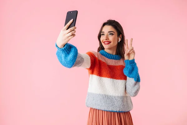 Bella giovane donna che indossa vestiti colorati — Foto Stock