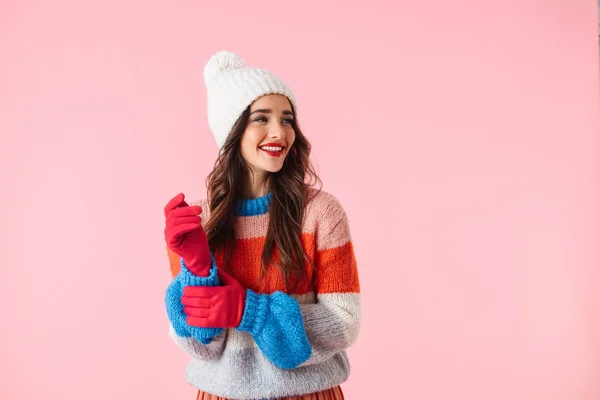 Bonita jovem sorrindo mulher vestindo suéter — Fotografia de Stock