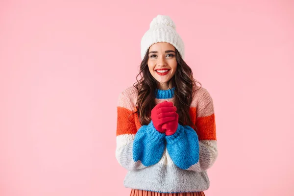 Krásná mladá usmívající se žena nosí svetr — Stock fotografie