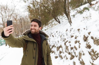 Kış ceket giymiş yakışıklı genç