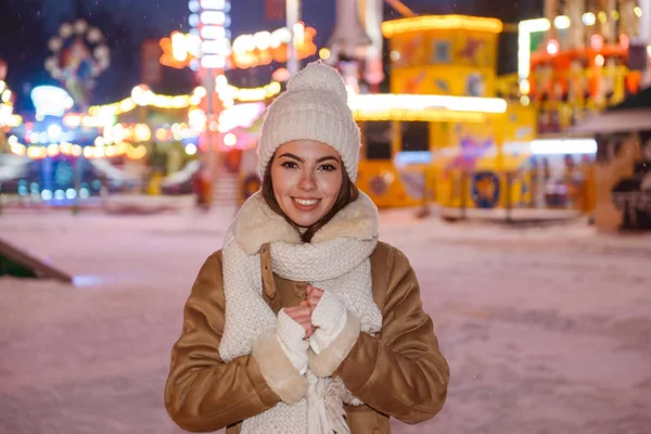 Bella giovane donna in cappello e sciarpa che cammina all'aperto nella neve invernale . — Foto Stock