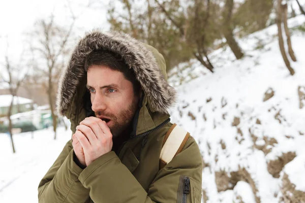 Schöner junger Mann in Winterjacke — Stockfoto