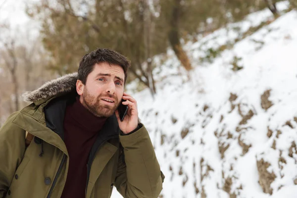 Jóképű fiatalember visel téli kabát állandó — Stock Fotó