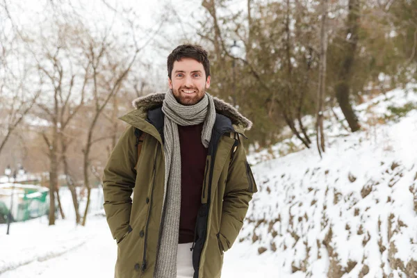 Schöner lächelnder junger Mann in Winterjacke — Stockfoto