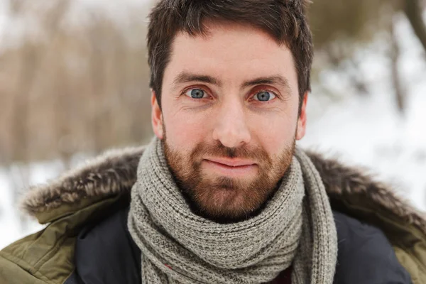 Bonito sorriso jovem vestindo jaqueta de inverno — Fotografia de Stock