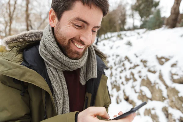 Knappe jonge man winter jas dragen — Stockfoto