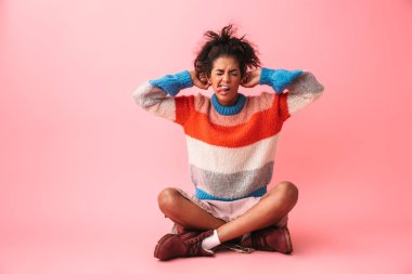 Güzel genç Afrikalı kadın pembe duvar arka plan üzerinde izole poz.