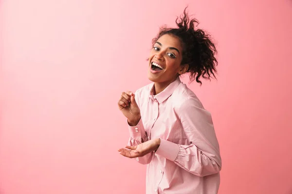 Bela jovem africana mulher posando isolado sobre rosa parede fundo imaginar que ela beber chá . — Fotografia de Stock