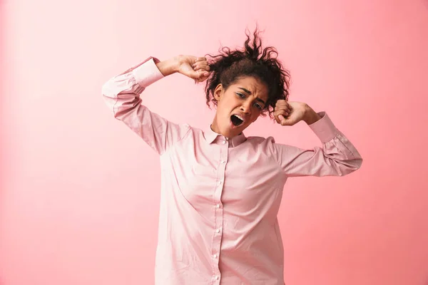 Bela jovem africana mulher posando isolado sobre rosa parede fundo alongamento . — Fotografia de Stock