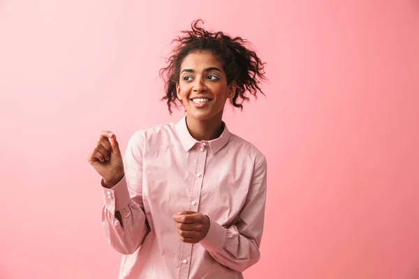 Hermosa joven africana posando aislada sobre fondo de pared rosa . —  Fotos de Stock