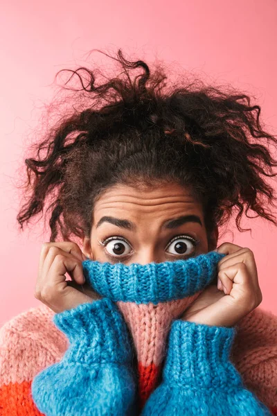 Impresionada hermosa joven africana posando aislada sobre fondo de pared rosa . —  Fotos de Stock