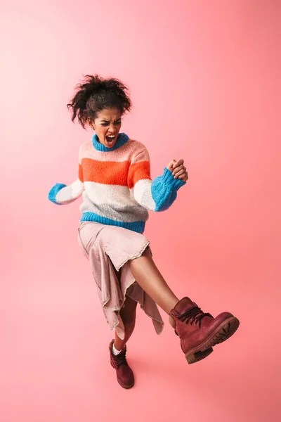 Hermosa joven africana posando aislada sobre fondo de pared rosa . — Foto de Stock