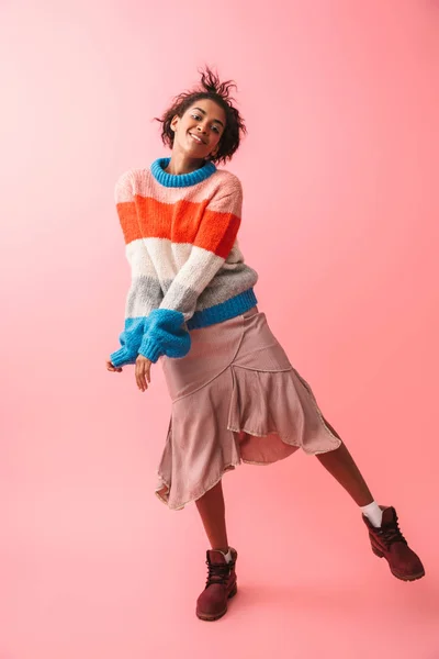 Hermosa joven africana posando aislada sobre fondo de pared rosa . — Foto de Stock