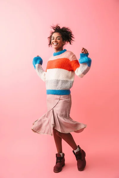 Hermosa joven africana posando aislada sobre fondo de pared rosa . — Foto de Stock