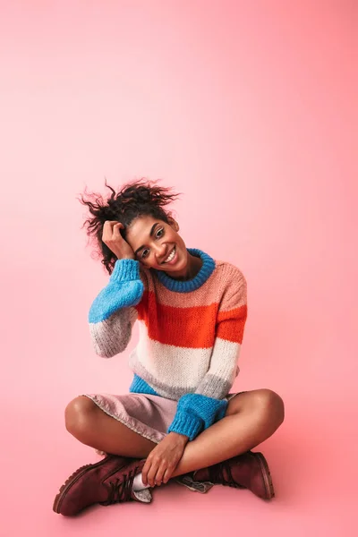 Feliz hermosa joven africana posando aislada sobre fondo de pared rosa . — Foto de Stock