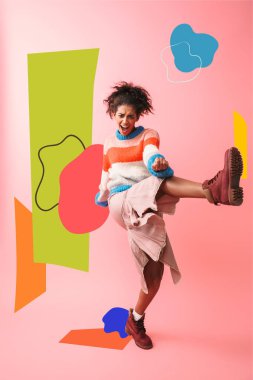 Güzel genç Afrikalı kadın pembe duvar arka plan üzerinde izole poz.